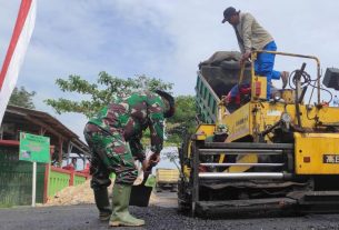 Bangun Jalan Desa 2000 Meter, Satgas TMMD Kodim Bojonegoro Berjibaku Mengaspal