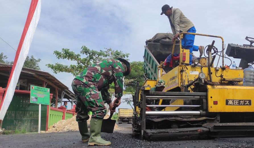 Bangun Jalan Desa 2000 Meter, Satgas TMMD Kodim Bojonegoro Berjibaku Mengaspal