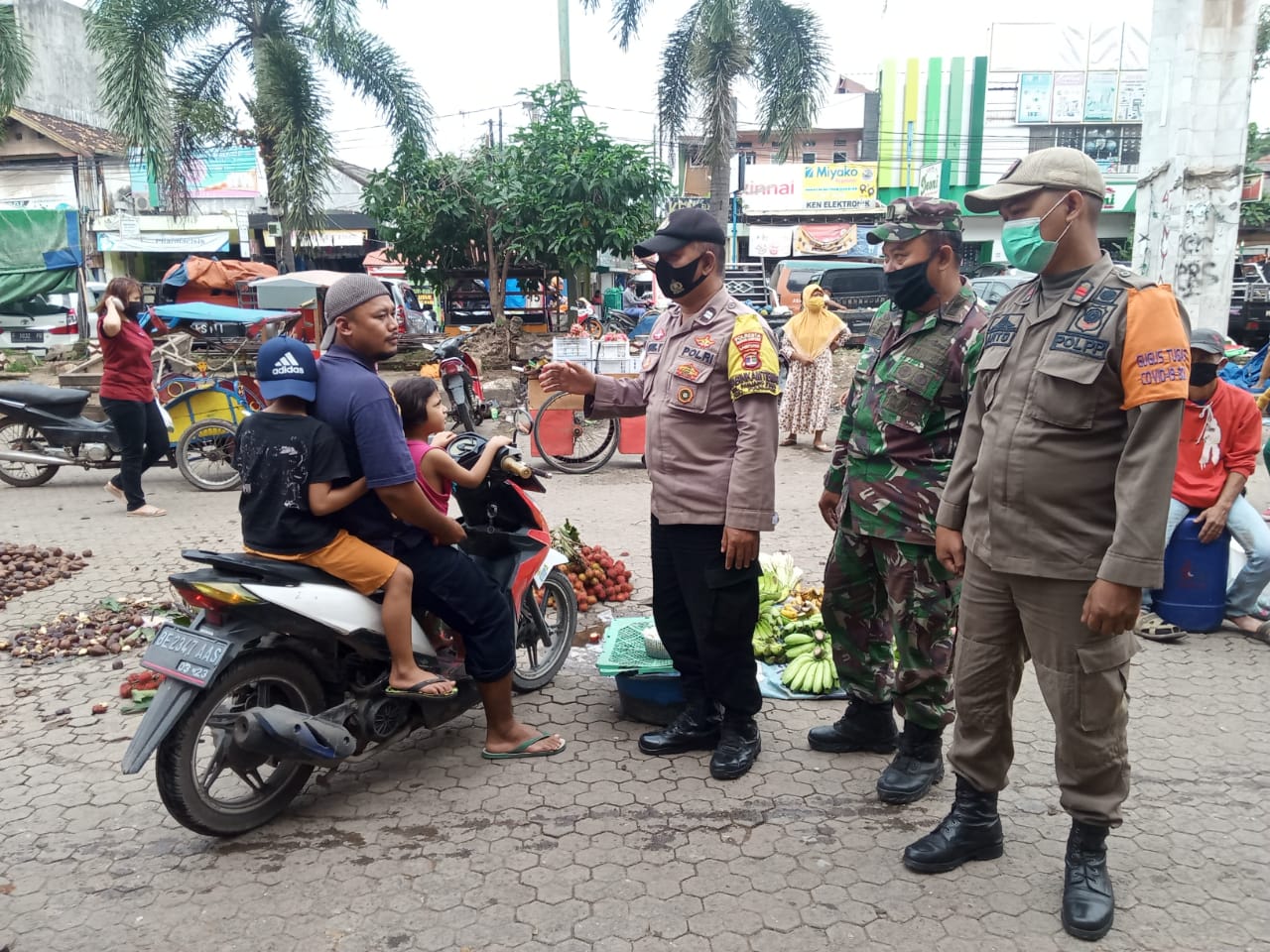 Pelda Ardinudin bersama dengan Tim Gugus Tugas terapkan protokol kesehatan