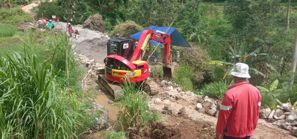 TMMD Mulai Garap Jembatan, Excavator Diturunkan Percepat Pengerjaan