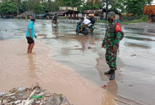 Serda Prio Saputro melakukan pemantauan wilayah yang terdampak Banjir