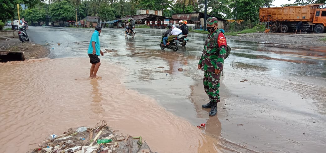 Serda Prio Saputro melakukan pemantauan wilayah yang terdampak Banjir