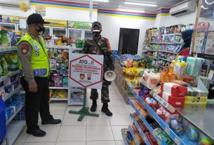 Patroli Malam Serma Kahono Ingatkan Agar Pengunjung Toko Selalu Pakai Masker