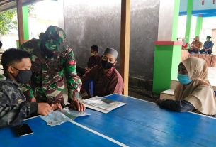 Satuan Tugas TMMD Bojonegoro Dampingi Warga Saat Pelayanan Adminduk