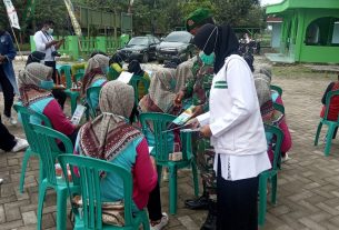 Meriahkan Senam Akupresur, Satgas TMMD Bojonegoro Sebarkan Brosur