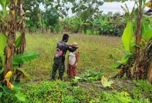 Terapkan Prokes, Satuan Tugas TMMD Bojonegoro Pakaikan Masker Kepada Warga