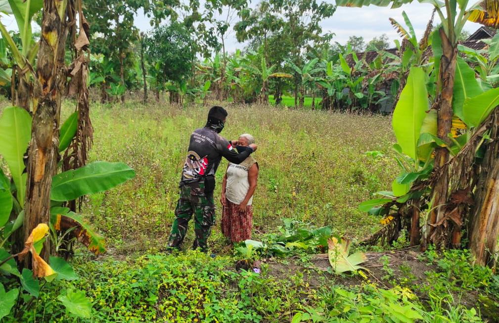 Terapkan Prokes, Satuan Tugas TMMD Bojonegoro Pakaikan Masker Kepada Warga