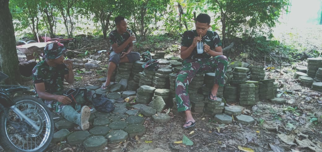 Keakraban Satuan Tugas TMMD Bojonegoro Di Jeda Kegiatan Program