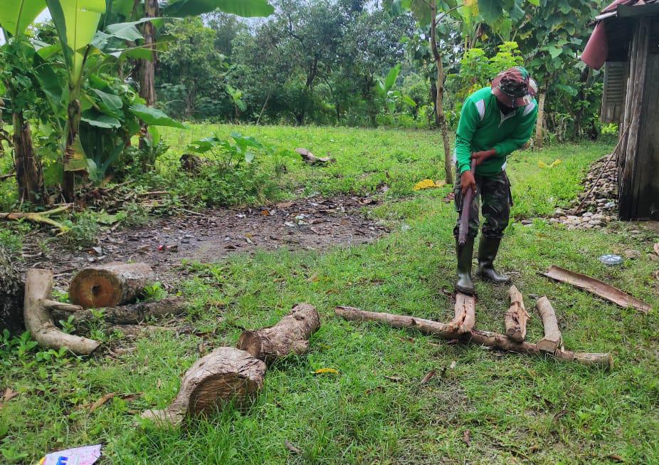 Sinergi, Satuan Tugas TMMD Bojonegoro Bantu Warga Membelah Belah Kayu