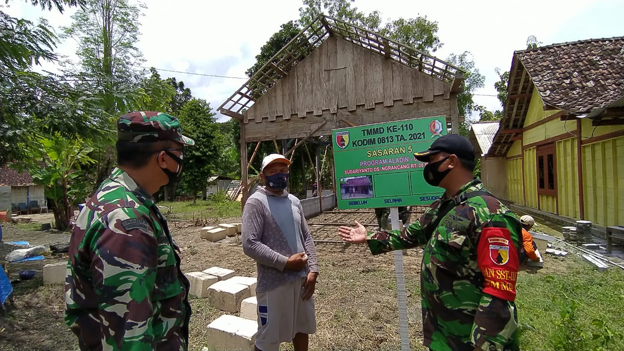 Dansatgas TMMD Bojonegoro Monitoring Pekerjaan Rehab RTLH Aladin Desa Ngrancang