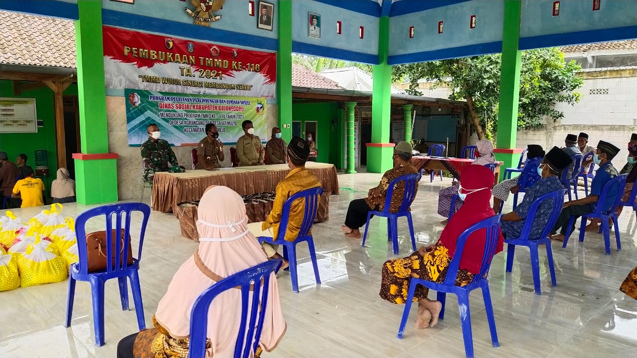 TMMD Bojonegoro, Lansia Kalongan Dapat Bantuan Paket Sembako