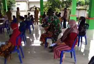 Satgas TMMD Bojonegoro Bantu Warga Susun Persyaratan Pengajuan Bansos