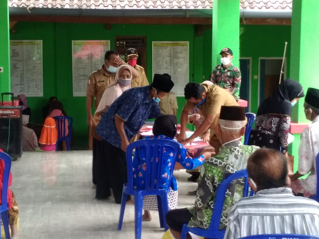 Satgas TMMD Bojonegoro Lakukan Pendampingan Pemberian Bansos