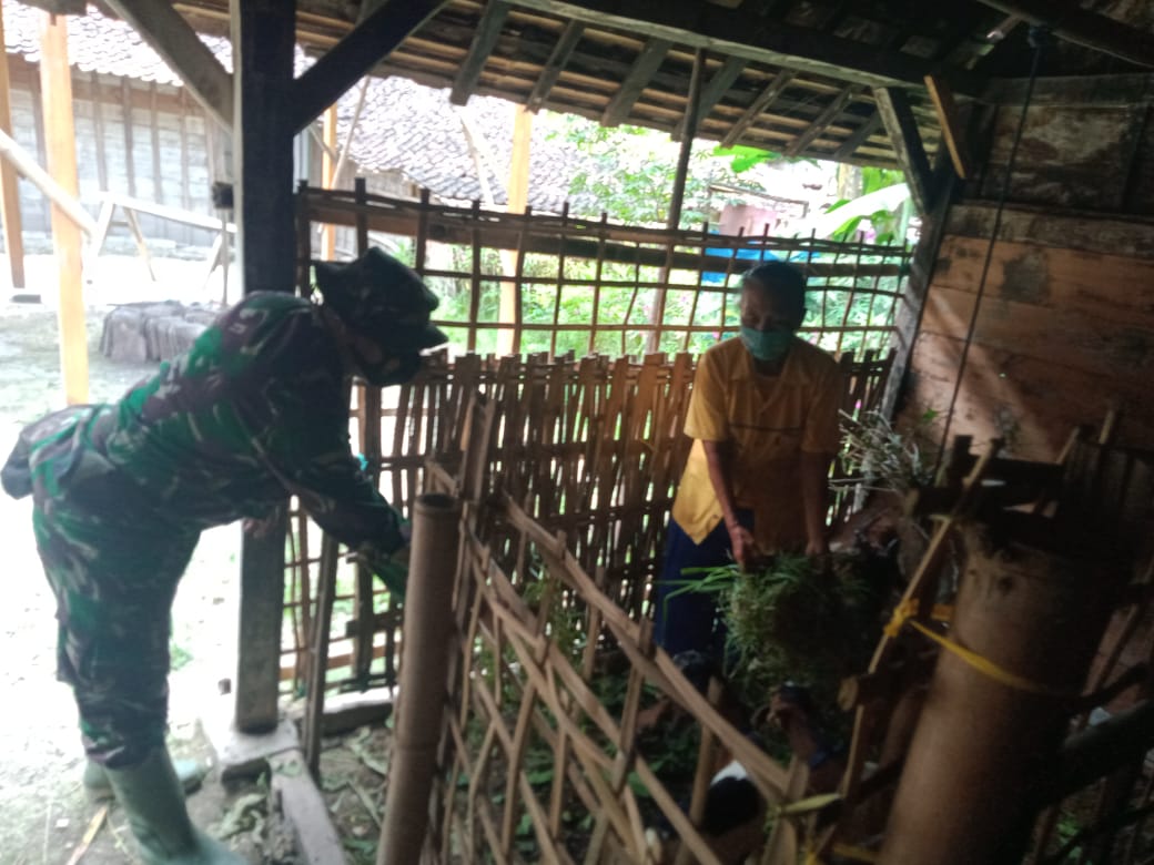 Mbah Lasinem Senang Dibantu Satuan Tugas TMMD Bojonegoro Beri Pakan Kambing