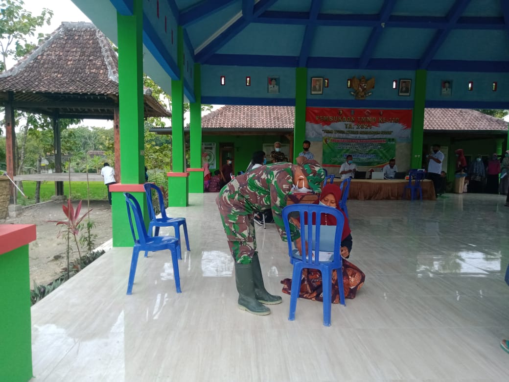 Satuan Tugas TMMD Bojonegoro Dampingi Warga Urus E-KTP