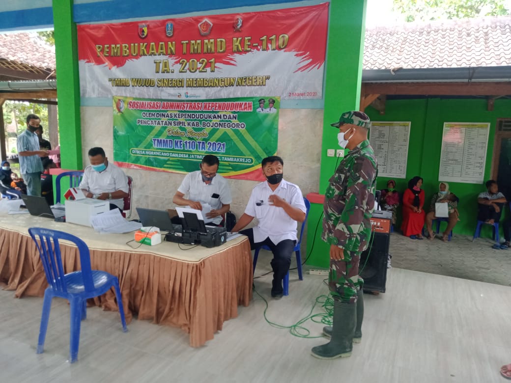 Terapkan Prokes, Satgas TMMD Bojonegoro Dampingi Dinas Dukcapil Berikan Layanan Kependudukan