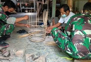 Jalin Keakraban Dengan Warga, Satuan Tugas TMMD Bojonegoro Belajar Membuat Sangkar Burung