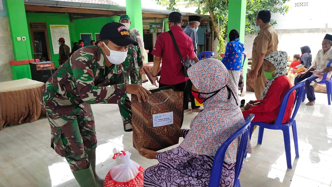 TMMD Bojonegoro, Warga Lanjut Usia Desa Jatimulyo Terima Bantuan Sosial