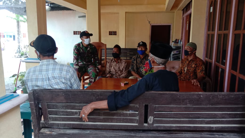 Jalin Komsos, Satuan Tugas TMMD Bojonegoro Membaur Dengan Masyarakat