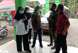 Bagikan Sembako, Dinsos Bojonegoro Kordinasi Dengan Satgas TMMD Bojonegoro