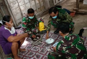 Satuan Tugas TMMD Bojonegoro Bantu Warga Siapkan Makan Siang