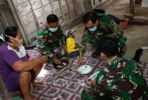 Satuan Tugas TMMD Bojonegoro Bantu Warga Siapkan Makan Siang