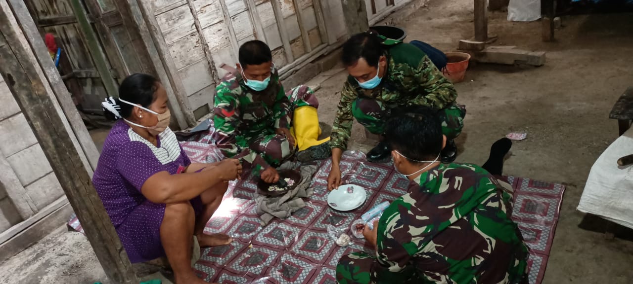 Satuan Tugas TMMD Bojonegoro Bantu Warga Siapkan Makan Siang