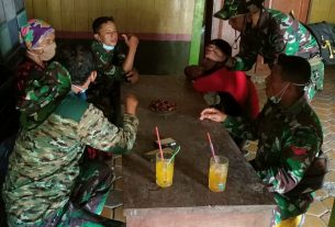 Jalin Kedekatan Dengan Warga, Satuan Tugas TMMD Bojonegoro Ikut Memasak Belalang Goreng