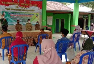 Pendistribusian Bansos, Satgas TMMD Bojonegoro Berikan Arahan Prokes Covid-19