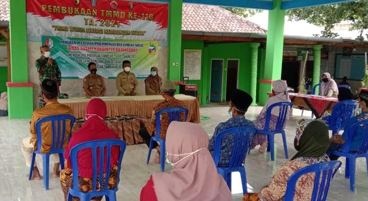 Pendistribusian Bansos, Satgas TMMD Bojonegoro Berikan Arahan Prokes Covid-19