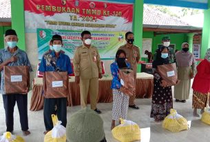 Paket Sembako Untuk Lansia Pada Program TMMD Tambakrejo Bojonegoro