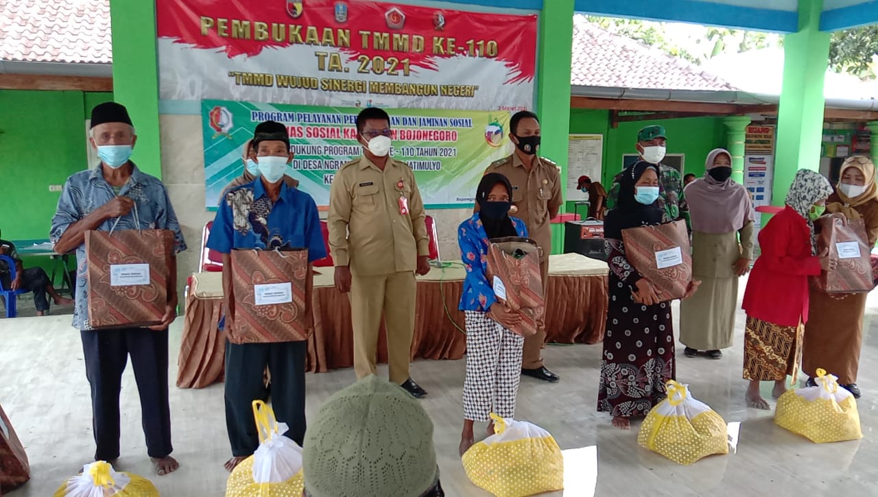 Paket Sembako Untuk Lansia Pada Program TMMD Tambakrejo Bojonegoro