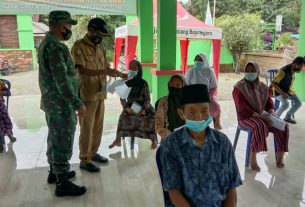 Satuan Tugas TMMD Dampingi Lansia Terima Bantuan Dinsos Bojonegoro