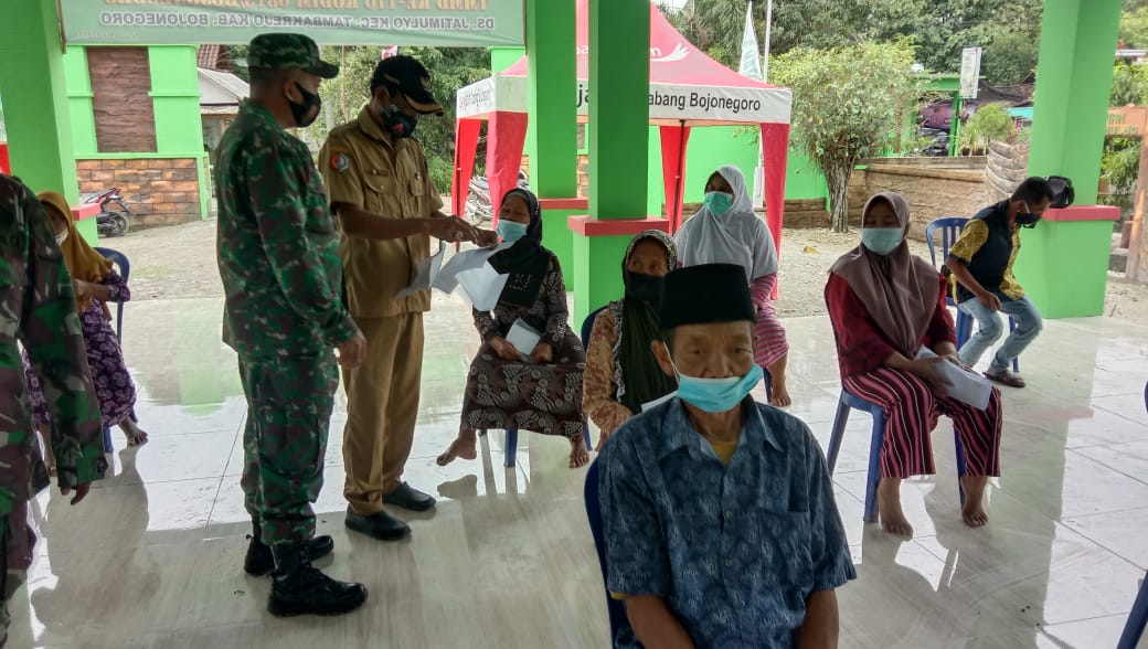Satuan Tugas TMMD Dampingi Lansia Terima Bantuan Dinsos Bojonegoro