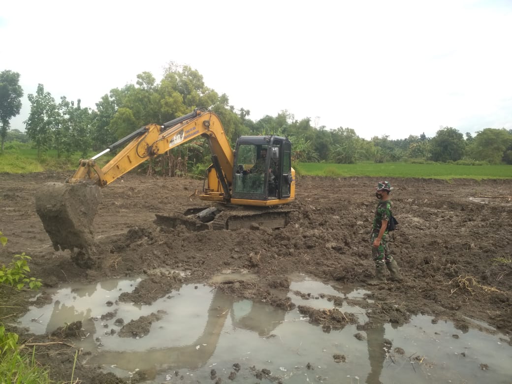 Satuan Tugas TMMD Bojonegoro Lakukan Normalisasi Sungai Ngrancang Dengan Alat Berat
