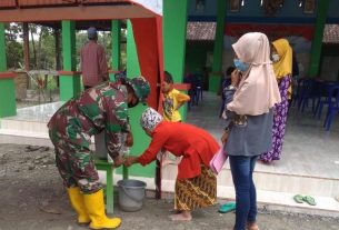 Satuan Tugas TMMD Bojonegoro Bantu Lansia Lakukan Protokol Kesehatan