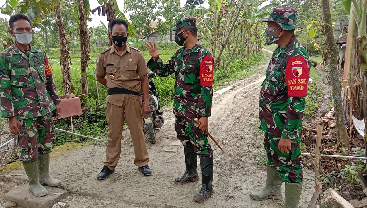 Terus Bergerak, Dansatgas TMMD Bojonegoro Cek Pembuatan Drainase