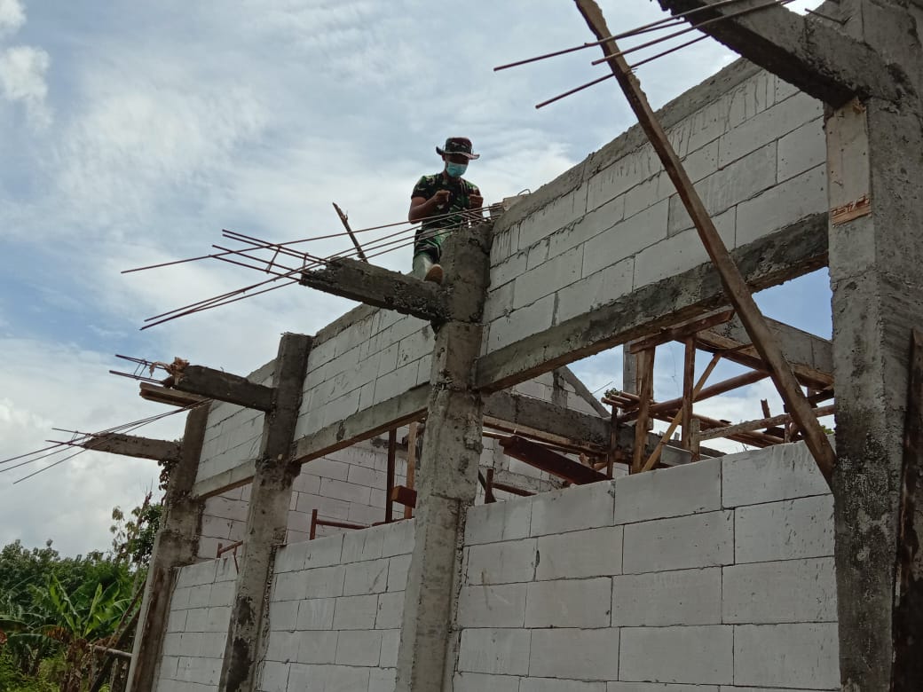 Tak Kenal Cuaca, Satgas TMMD Bojonegoro Bangun Atap Gedung Sekolah