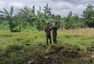 Peduli, Satuan Tugas TMMD Bojonegoro Berikan Warga Masker