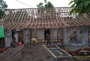 Tak Kenal Menyerah, Satgas TMMD Bojonegoro Terus Kerjakan Rehab RTLH Aladin