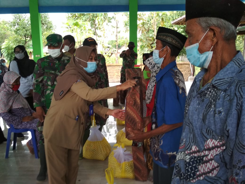 Satgas TMMD Bojonegoro Turut Pendampingan Pendistribusian Bansos