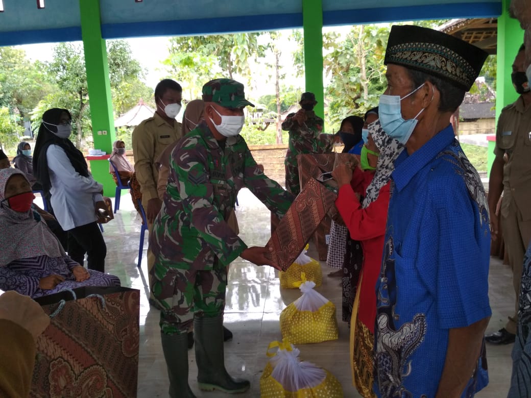 Satgas TMMD Bojonegoro Turut Bagikan Bansos Kepada Warga