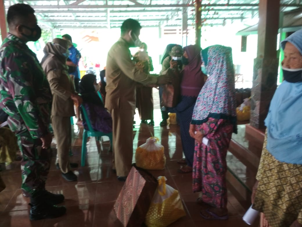 Bersama Dinsos Bojonegoro, Satgas TMMD Kawal Pendistribusian Bansos