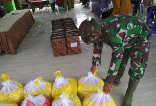 Satgas TMMD Bojonegoro Bantu Siapkan Paket Sembako Untuk Warga Lansia