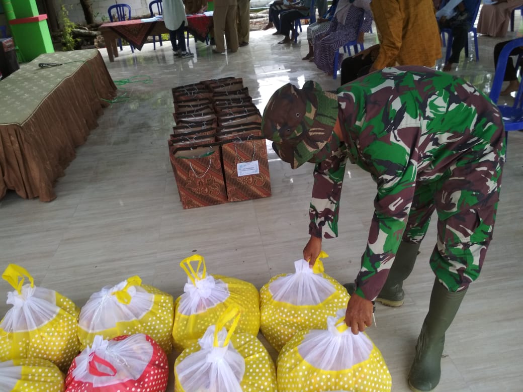 Satgas TMMD Bojonegoro Bantu Siapkan Paket Sembako Untuk Warga Lansia