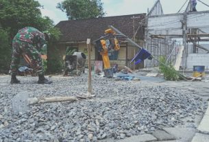 Buat Adukan Cor, Satgas TMMD Bojonegoro Usung Batu Coral