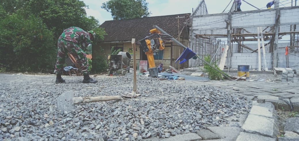 Buat Adukan Cor, Satgas TMMD Bojonegoro Usung Batu Coral