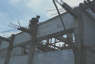 Tetap Semangat, Satgas TMMD Bojonegoro Bangun Atap Gedung Sekolah