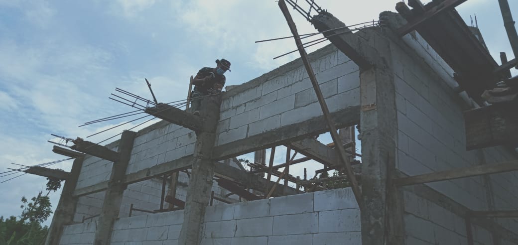 Tetap Semangat, Satgas TMMD Bojonegoro Bangun Atap Gedung Sekolah