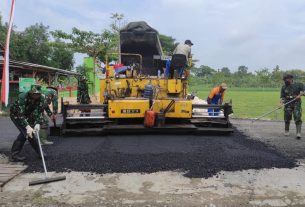 Tak Kenal Menyerah, TNI dan Warga Terus Lakukan Pengaspalan Jalan Program TMMD Bojonegoro